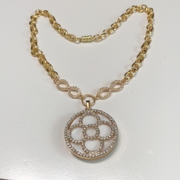 Faux gold and rhinestone medallion necklace - Picture 4 of 8